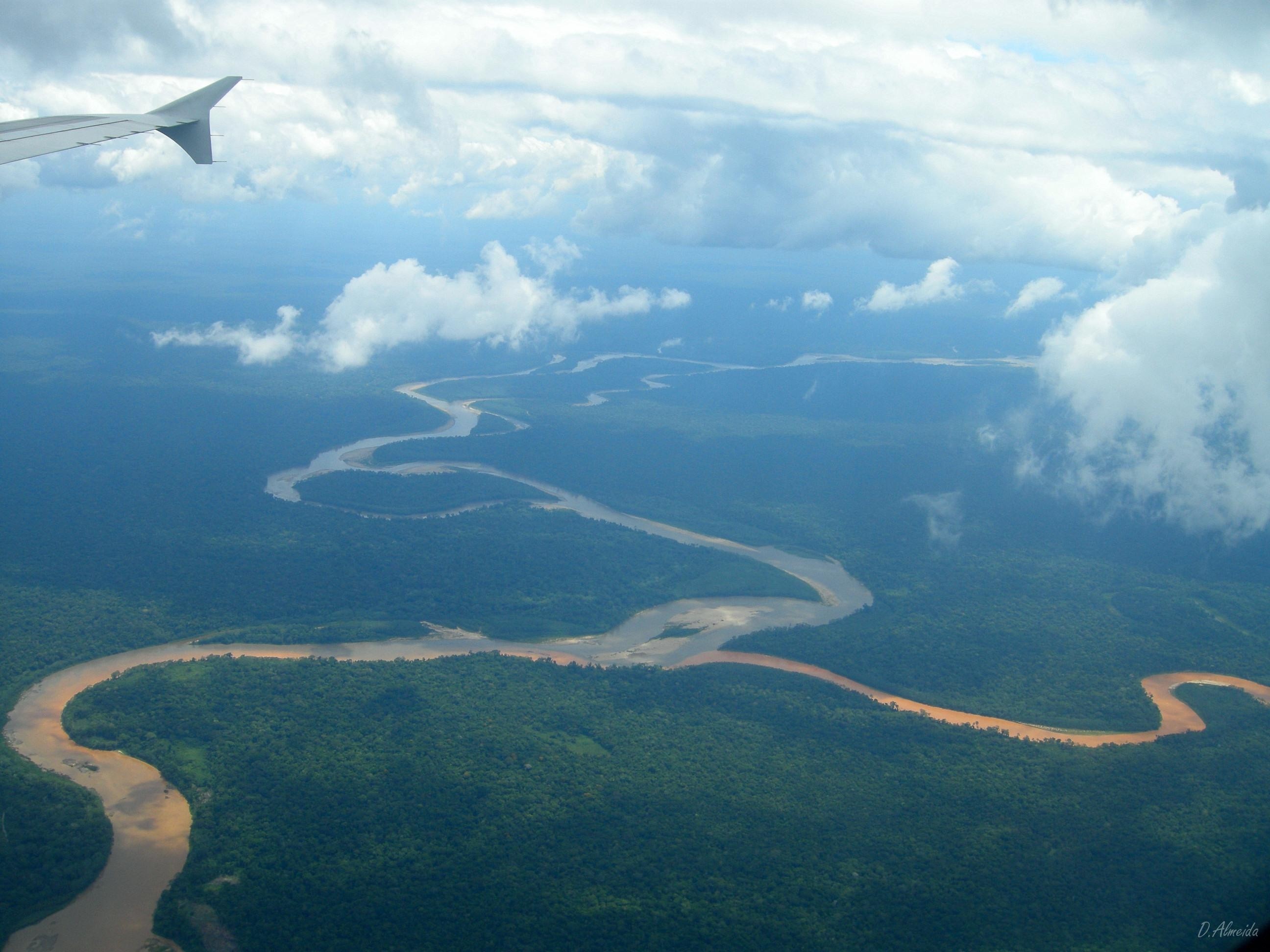 Vista de la Reserva Nacional de Tambopata National Reserve desde un vuelo a Puerto Maldonado, Perú