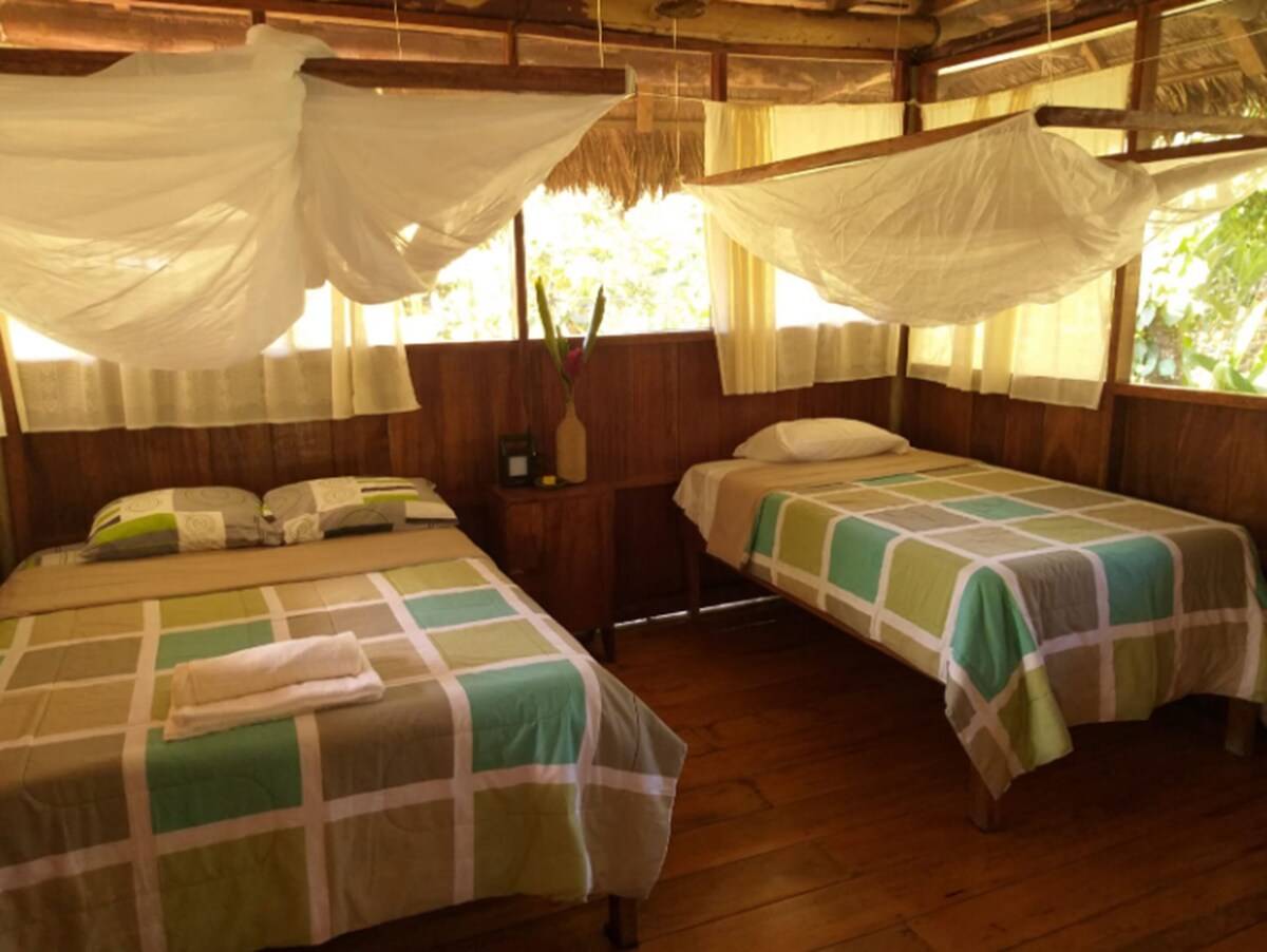 Tres Chimbadas Lake Lodge room