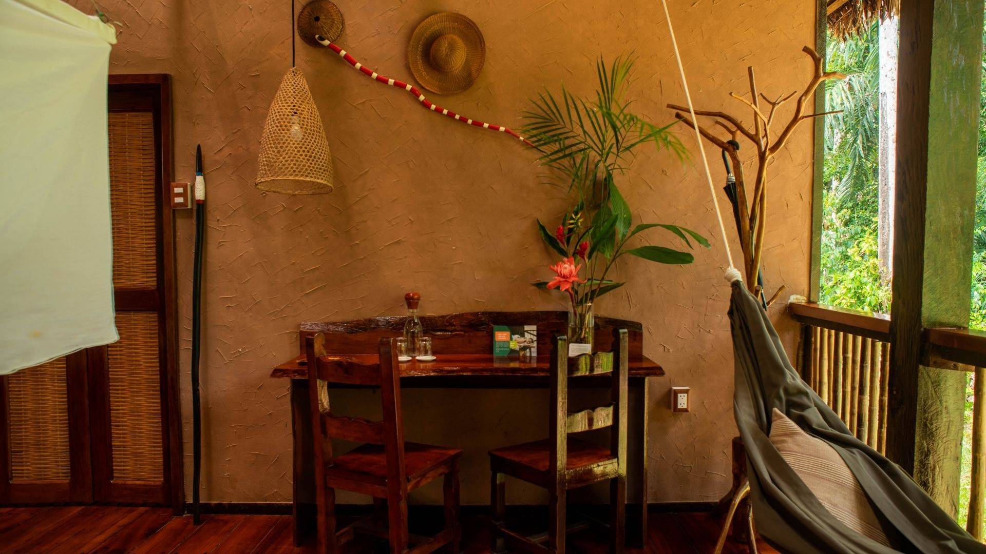Posada Amazonas reading table